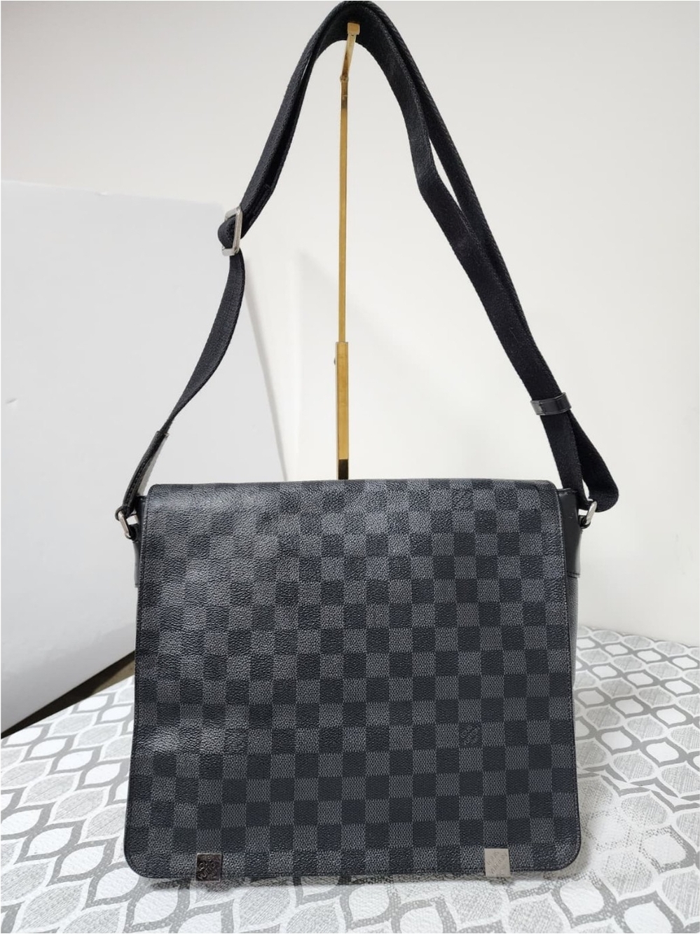 LOUIS VUITTON Damier Graphite District GM Men Messenger Bag Black/Grey